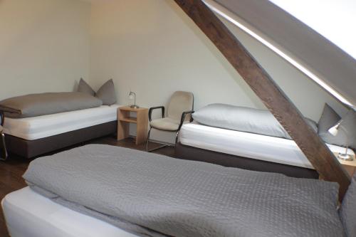 Ein Bett oder Betten in einem Zimmer der Unterkunft Burgbühl