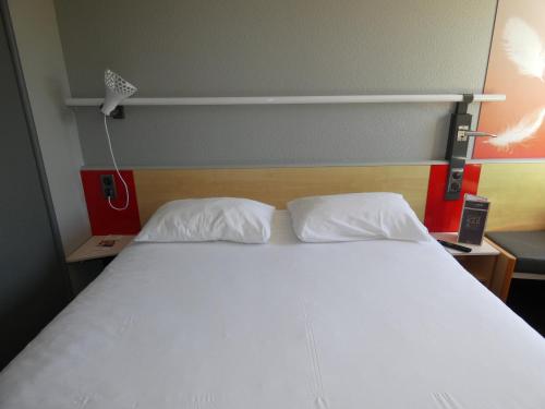 Ein Bett oder Betten in einem Zimmer der Unterkunft ibis Saintes
