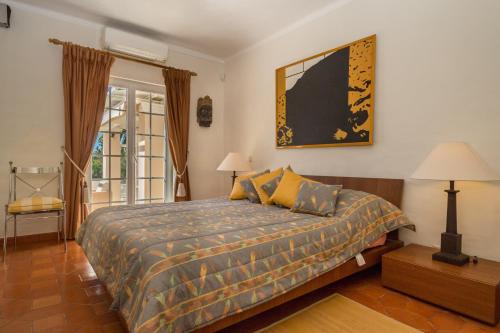 
A bed or beds in a room at Casa do Galo
