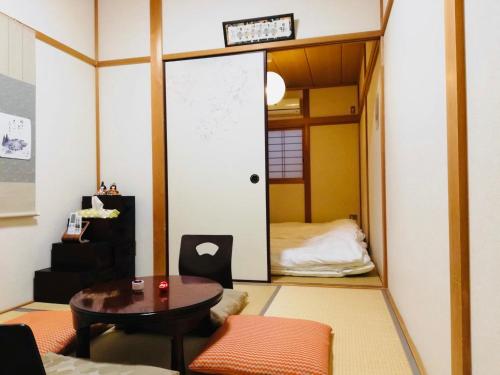 a room with a table and a room with a bed at 二条舎京小屋 in Kyoto
