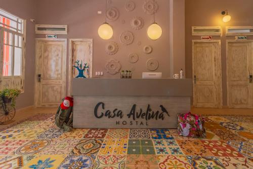 Casa Avelina Boutique Hostel في سانتا مارتا: غرفة بها كونتر وأرضية من البلاط