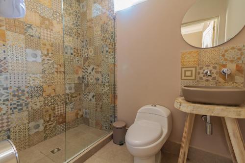 Bilik mandi di Casa Avelina Boutique Hostel