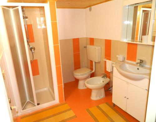 カステッランマーレ・デル・ゴルフォにあるGaemaFlatのバスルーム(トイレ、シャワー、シンク付)