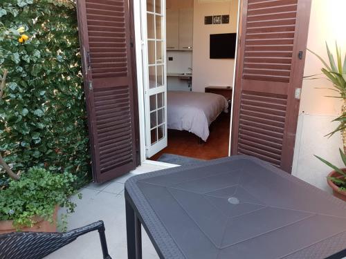 a room with a table and a green wall at Chiara Rooms in Rome
