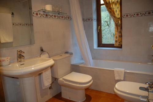 A bathroom at Casa Es Neres