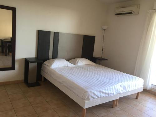 Ce lit se trouve dans une chambre dotée de 2 tables de chevet et d'un lit sidx sidx. dans l'établissement By the sea, calm studio with terrace, near Monaco, à Beausoleil