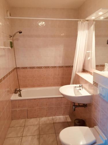 ein Badezimmer mit einem Waschbecken, einer Badewanne und einem WC in der Unterkunft Studio with the sea view, balcony, Monaco, Riviera, Jardin's d'Elisa in Beausoleil