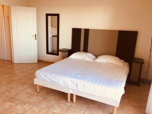 een slaapkamer met een wit bed met een groot hoofdeinde bij Studio with the sea view, balcony, Monaco, Riviera, Jardin's d'Elisa in Beausoleil