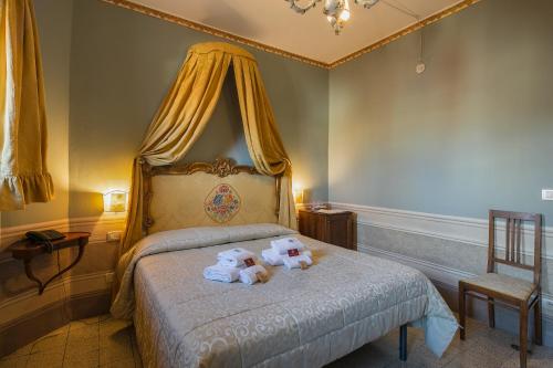 
A bed or beds in a room at I Portici Boutique Hotel
