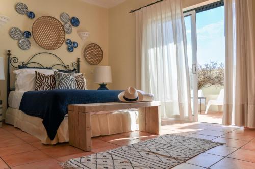 費拉古杜的住宿－Casa Silwa - Chic 2BR Townhouse, Ocean Views, 5min to Beach & Pool，一间卧室配有一张带蓝色棉被的床