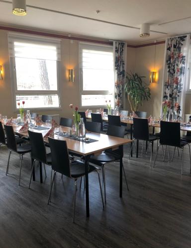Un restaurante u otro lugar para comer en Solviken Tranås Hostel