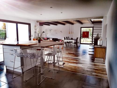 cocina con mesa y sillas en una habitación en Doubs repère, en Montferrand-le-Château