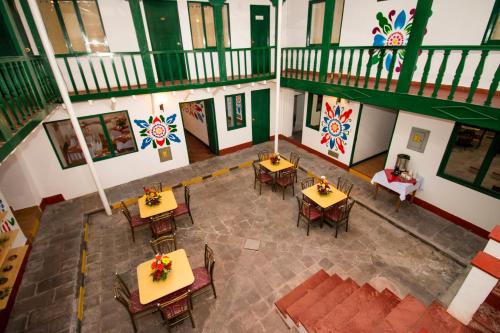 una vista sul soffitto di un ristorante con tavoli e sedie di Cusco Plaza Nazarenas a Cuzco