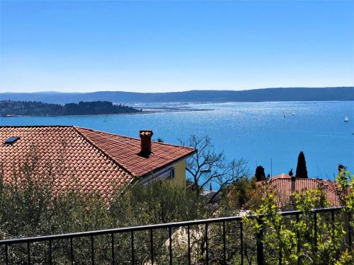 Beautiful Street Apartment - Sea View