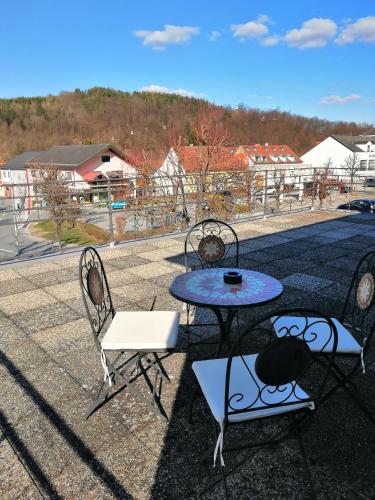 dos sillas y una mesa en el techo en Pension Geschriebenstein, en Lochenhaus