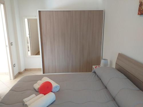 um quarto com uma cama com dois bichos de peluche em Appartamento B&B Domus Pompei em Scafati