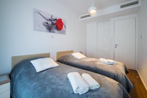 zwei Betten in einem Zimmer mit Handtüchern darauf in der Unterkunft Dubrovnik Style Luxury apartment 2 in Dubrovnik