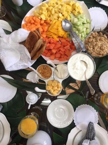 Una mesa cubierta con muchos tipos diferentes de comida en Casa Laní Luxury B&B, en San Miguel de Allende
