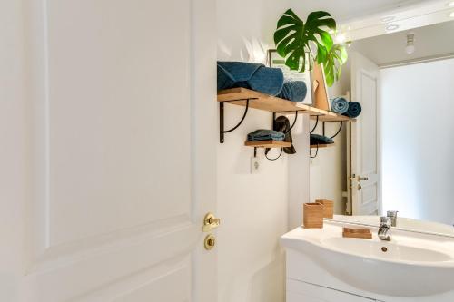 a bathroom with a sink and a mirror at Votre Escale - Le petit Montmartre in Niort