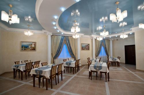 リペツクにあるBusiness Hotelの青い天井のダイニングルーム(テーブル、椅子付)
