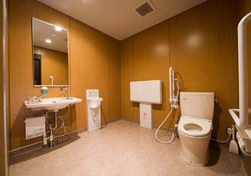 bagno con servizi igienici, lavandino e specchio di Super Hotel Fukushima Iwaki / Vacation STAY 22984 a Iwaki