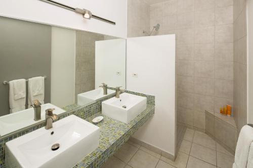 a bathroom with a sink, toilet and bathtub at Casa Verde Hotel in Rincon
