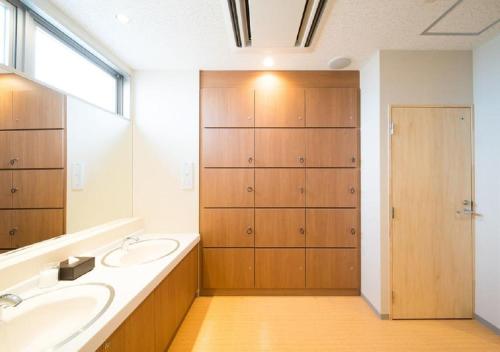 een badkamer met 2 wastafels en een grote spiegel bij Super Hotel Fukushima Iwaki / Vacation STAY 22984 in Iwaki