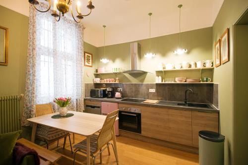 une cuisine avec une table, un évier et un comptoir dans l'établissement 