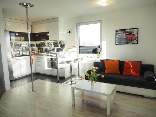 salon z czarną kanapą i stołem w obiekcie Sunshine Rooms w Gdańsku
