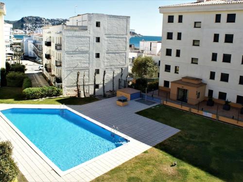 una piscina en medio de un edificio en APARTAMENTO EN ROSES A 2 MINUTOS DE LA PLAYA CON VISTA AL MAR, en Girona