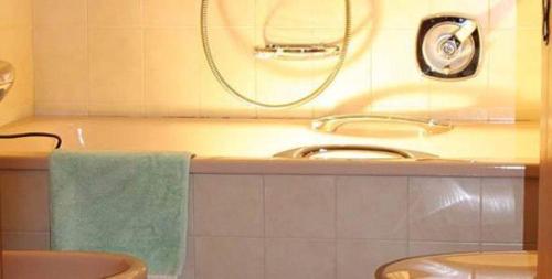 baño con lavabo, espejo y toalla en Berggasthof Trattes, en Valdaora