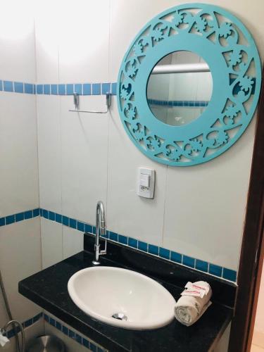 a bathroom with a sink and a mirror at Hotel Orla Guest House in Petrolina