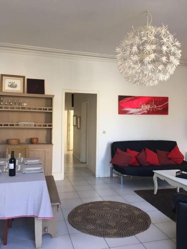 - un salon avec un canapé et un lustre dans l'établissement Place Carnot, à Carcassonne