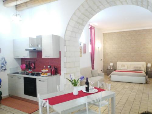 A kitchen or kitchenette at Appartamento Dammuso Isola Di Ortigia