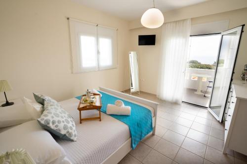 een slaapkamer met een bed met een tafel en een raam bij Alkion Villa in Gennadi