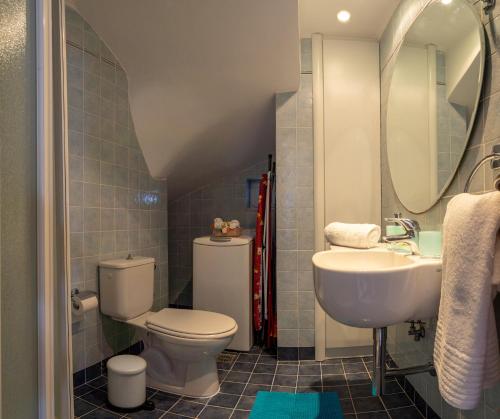 een badkamer met toilet en wastafel bij Alkion Villa in Gennadi