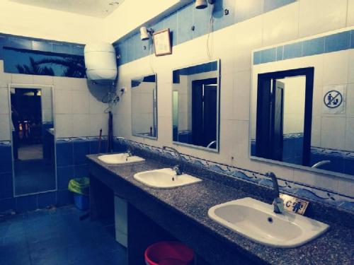 Et badeværelse på Deep Blue Divers Hostel Dahab