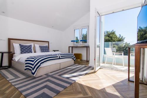 1 dormitorio con 1 cama y puerta corredera de cristal en Seafront Luxury Apartments Fun, en Trogir