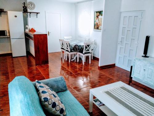 哈蒂瓦的住宿－Apartamento entero "El Casco Antiguo"，客厅配有沙发和桌子
