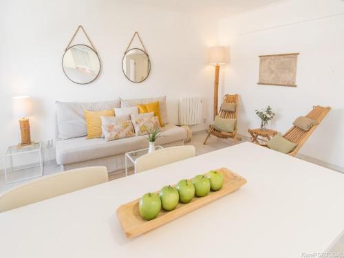 una sala de estar con una mesa con manzanas. en Parede Ocean, en Parede