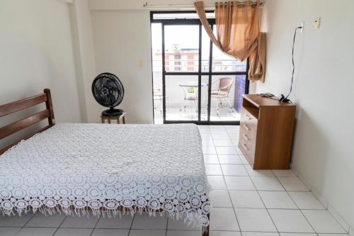 ein Schlafzimmer mit einem Bett, einer Kommode und einem Fenster in der Unterkunft Residencial Osório Abath in João Pessoa