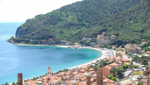 vista su una città con spiaggia e sull'oceano di Hotel Gentile a Noli