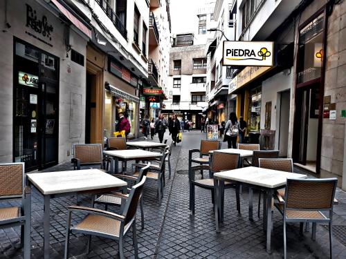 Reštaurácia alebo iné gastronomické zariadenie v ubytovaní Urban Suites El Postigo