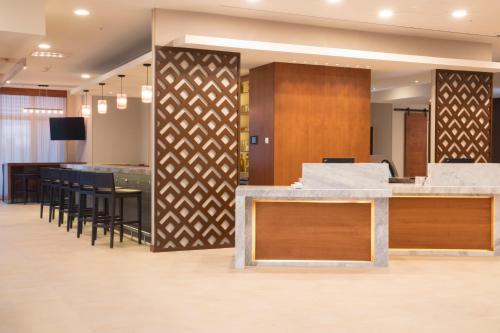 アグアスカリエンテスにあるHyatt Place Aguascalientes Bonaterraのロビー(バー、ダイニングエリア付)