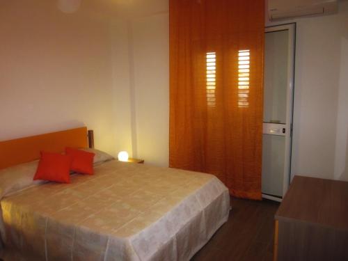 A bed or beds in a room at Appartamenti Alba e Tramonto