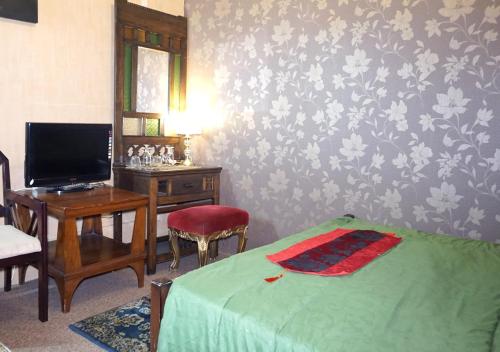 Телевизор и/или развлекательный центр в Badjoeri Ethnic Wooden Homestay