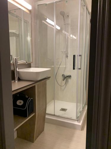 een badkamer met een glazen douche en een wastafel bij Mar de las Calmas in La Restinga
