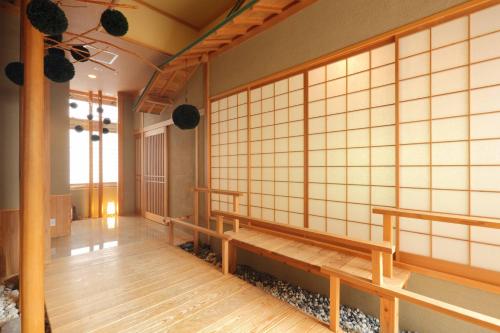 an empty room with a bench and a window at Hotel Futaba in Yuzawa