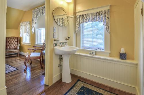 een badkamer met een wastafel en een raam bij Cedars of Williamsburg Bed & Breakfast in Williamsburg