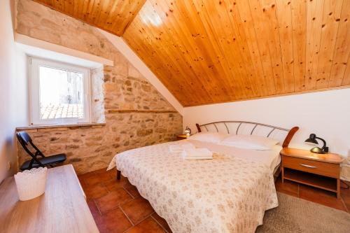 Un pat sau paturi într-o cameră la Apartments Villa Mirakul